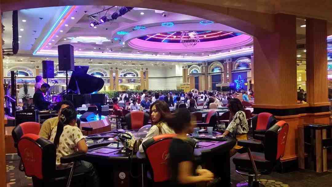 Holiday Palace Resort & Casino cung cấp gì?