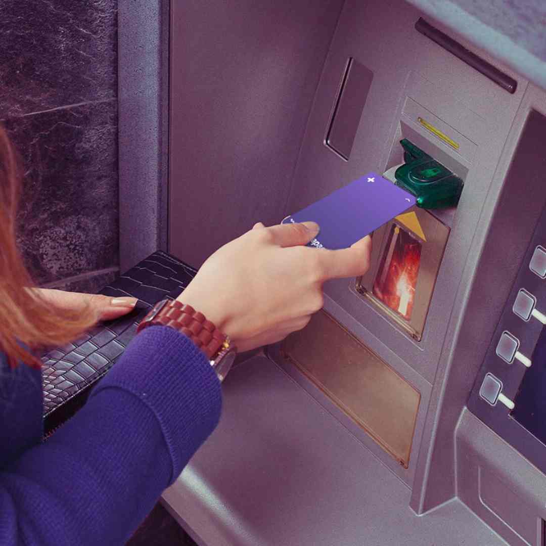 Anh em hoàn toàn có thể ra ATM để rút tiền mặt về sử dụng
